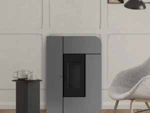 Poêle à granulés MCZ Alea 6,2 kW slim 27,5 cm installé contre un mur clair