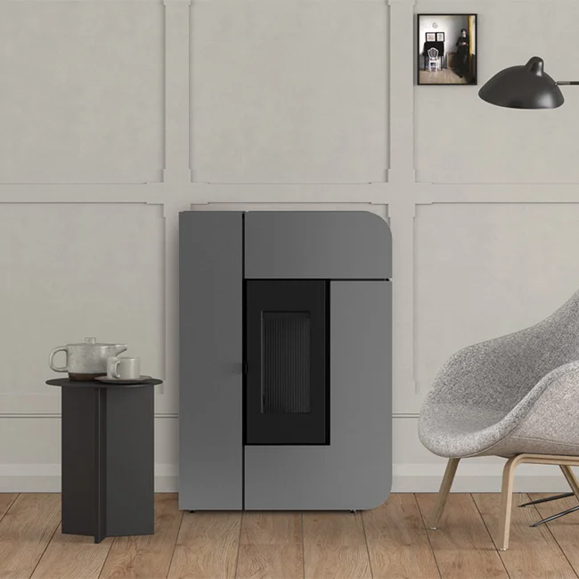 Poêle à granulés MCZ Alea 6,2 kW slim 27,5 cm installé contre un mur clair