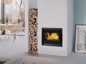 Insert à bois Dovre 2120 SCB à grande vitre, allumé dans un salon avec bûcher