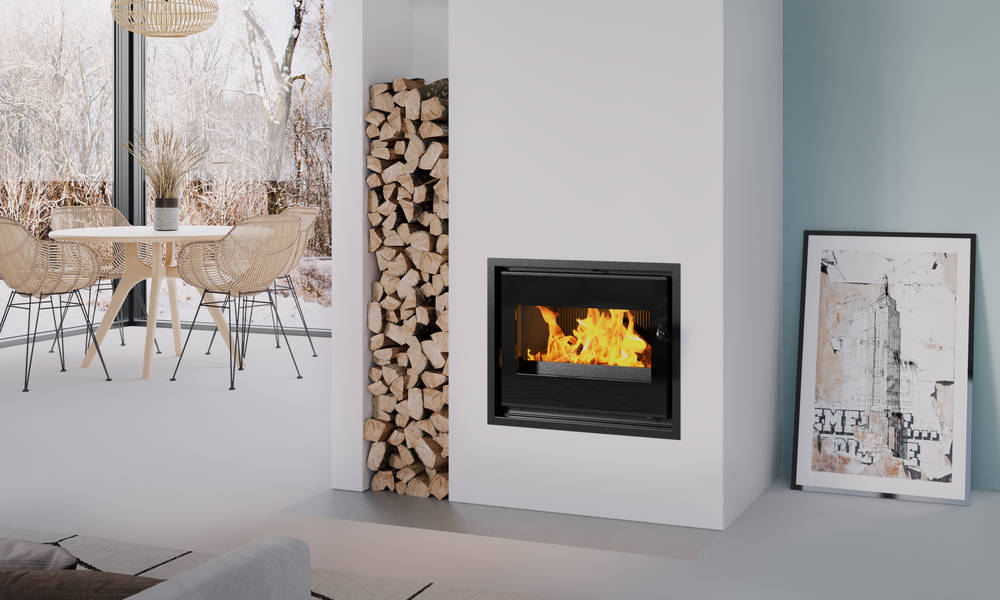 Insert à bois Dovre 2120 SCB à grande vitre, allumé dans un salon avec bûcher
