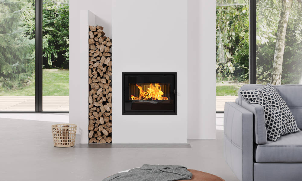 Insert à bois Dovre 2320 SCB à grande vitre dans une cheminée blanche, séjour lumineux