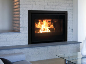 Insert à bois Dovre 2620 SCB vitré dans une cheminée en briques blanches