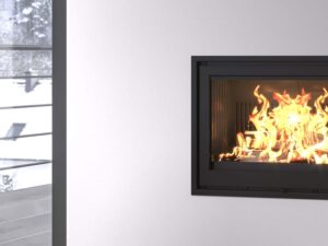 Insert à bois Dovre Vista 801i à grande vitre dans un salon aux fenêtres enneigées