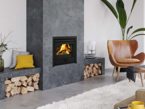 Insert à bois en fonte Dovre 2220 S/B dans une cheminée habillée de pierre grise