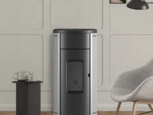 Poêle à granulés MCZ Hera 8,2 kW rendement 96,9 % installé contre un mur clair