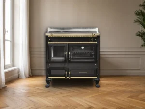 Cuisinière à bois Archambaud Légende 90 noire et laiton dans une cuisine d’appartement parisien, parquet en point de Hongrie