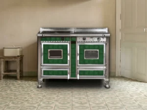 Cuisinière mixte Archambaud Origine 120 en faïence verte et chrome dans une cuisine de maison de village bourguignonne, sol en carreaux de ciment