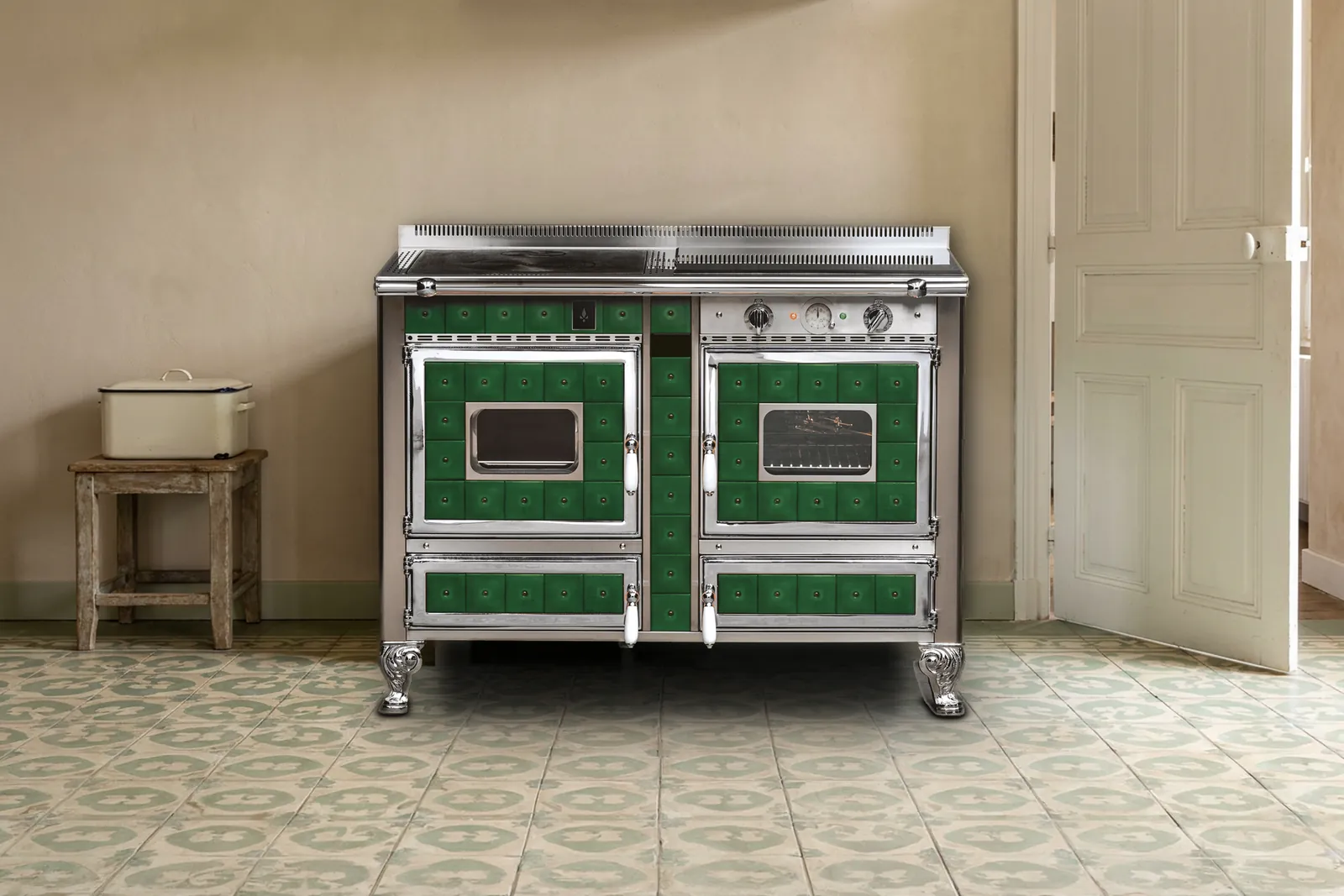 Cuisinière mixte Archambaud Origine 120 en faïence verte et chrome dans une cuisine de maison de village bourguignonne, sol en carreaux de ciment