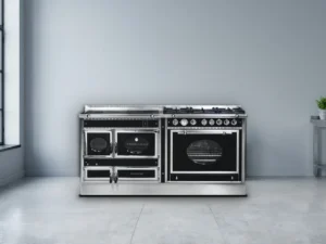Cuisinière mixte Archambaud Prestige 180 noire et inox dans une cuisine de loft industriel, béton ciré et fenêtre d’atelier