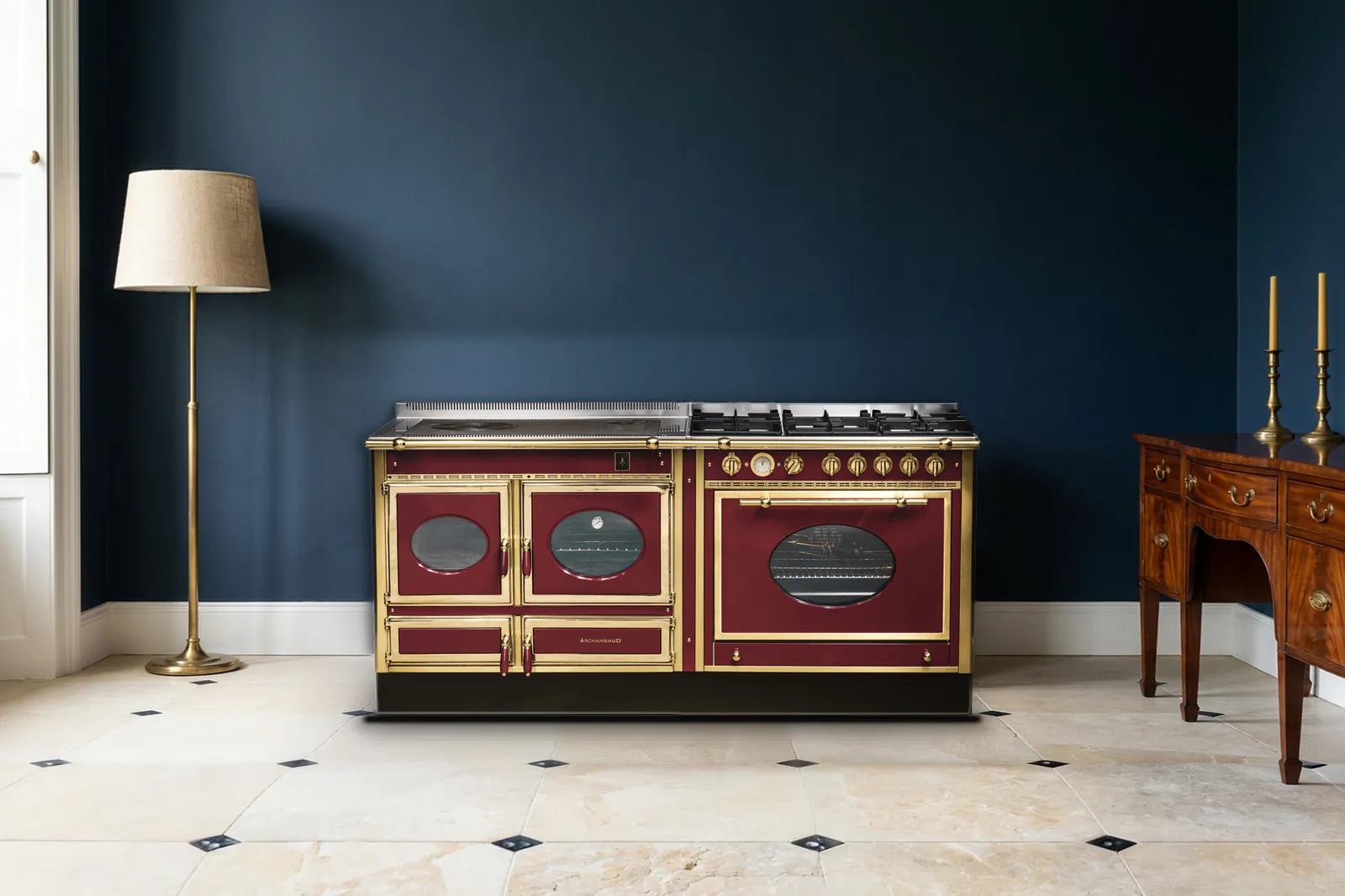 Cuisinière mixte Archambaud Prestige 190 émaillée bordeaux et laiton dans une cuisine de manoir, mur bleu nuit et sol en pierre