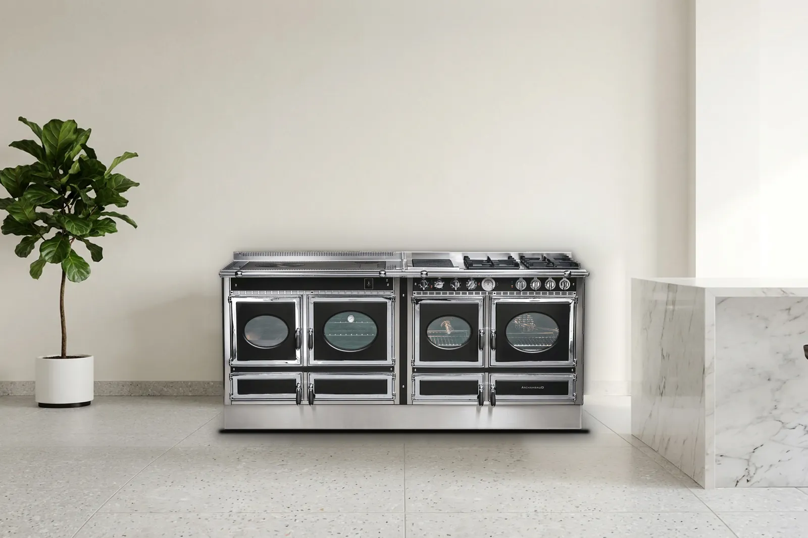 Cuisinière mixte Archambaud Prestige 200 noire et inox dans une cuisine de chef contemporaine, îlot en marbre blanc