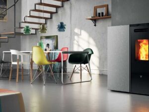 Poêle à granulés Vivace Pyra 9 EFEST 9,4 kW format plat installé dans un intérieur contemporain