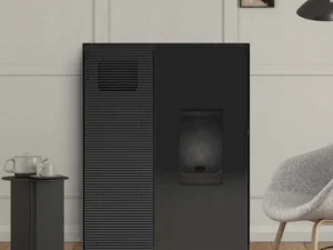 Poêle à granulés MCZ Eiko 365 chauffage et rafraîchissement installé dans une pièce de vie
