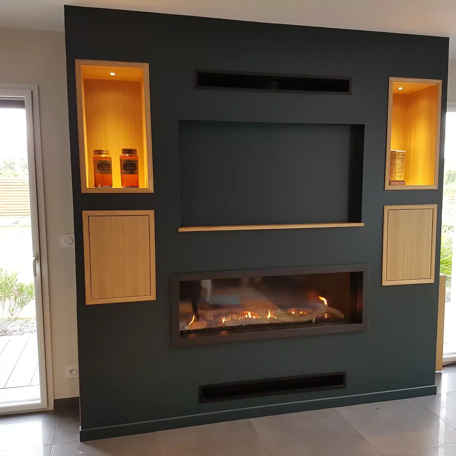 Cheminée gaz Lorflam 145 H et niches rétroéclairées — réalisation Cheminées Jouvin, marbrier à Vitré (35) Cheminée gaz Lorflam 145 H et niches rétroéclairées — réalisation Cheminées Jouvin, marbrier à Vitré (35)