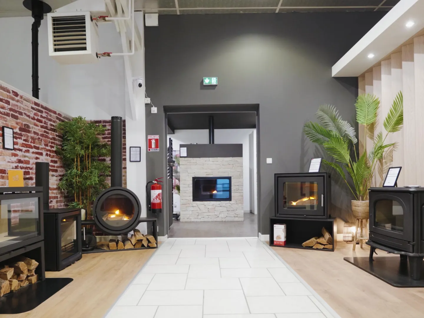 Le showroom Cheminées Jouvin à Vitré : 250 m² et plus de 60 poêles et cheminées exposés