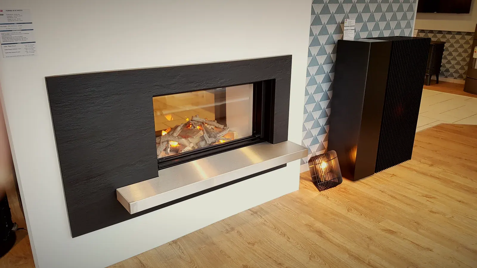 Cheminée double face à cadre en ardoise et plateau inox, showroom de Vitré