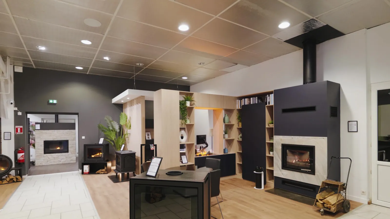 Vue d’ensemble du showroom Cheminées Jouvin de 250 m² à Vitré