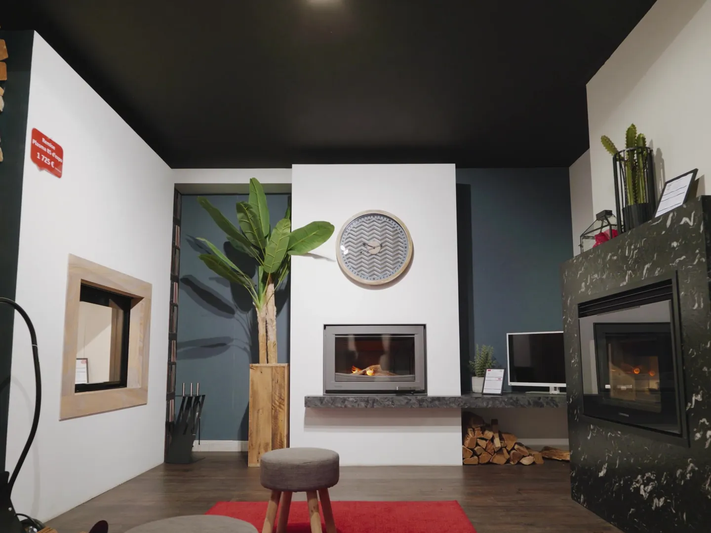 Espace cheminées contemporaines et mur de bûches au showroom de Vitré