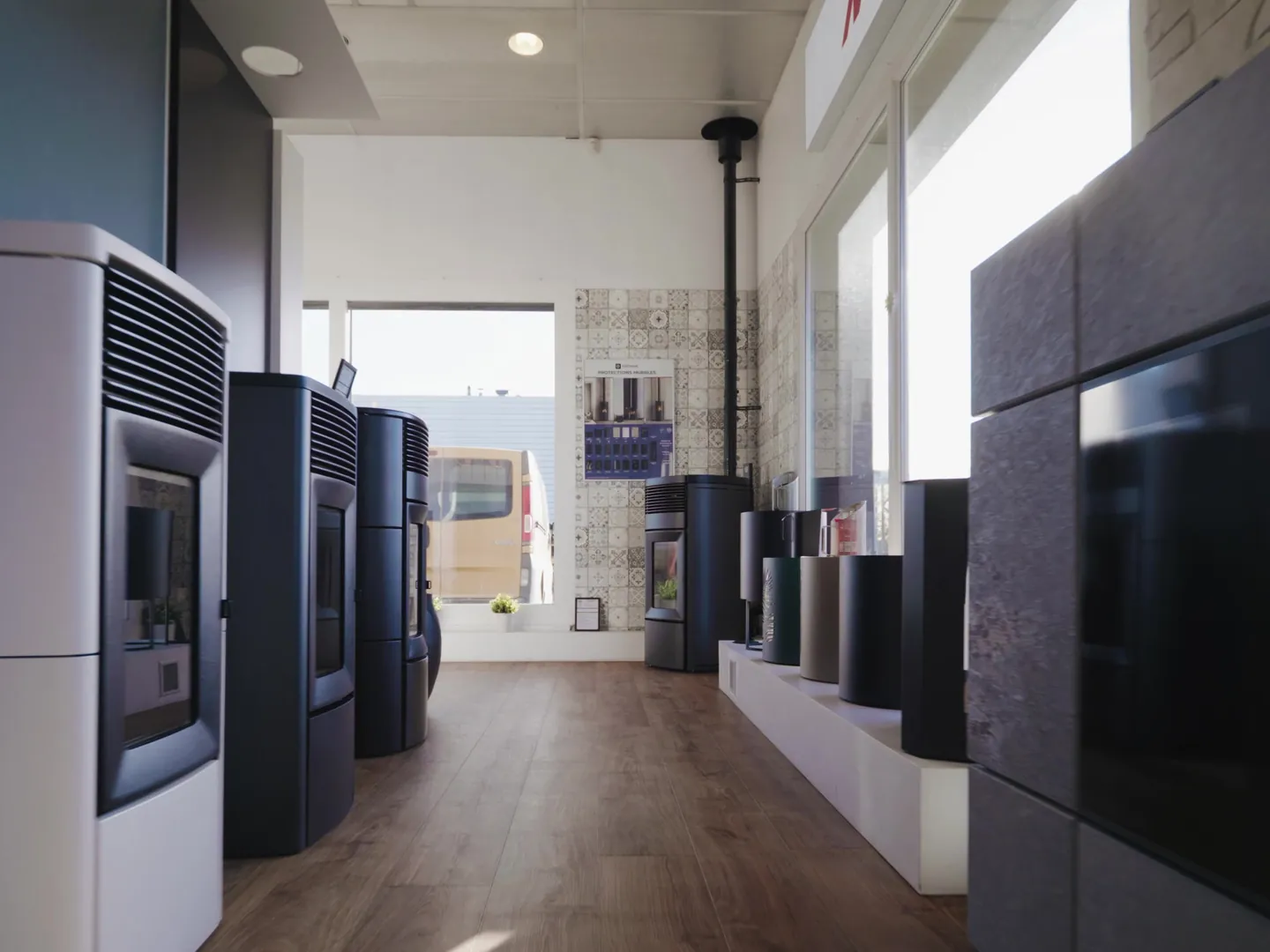 Allée des poêles à granulés au showroom de Vitré