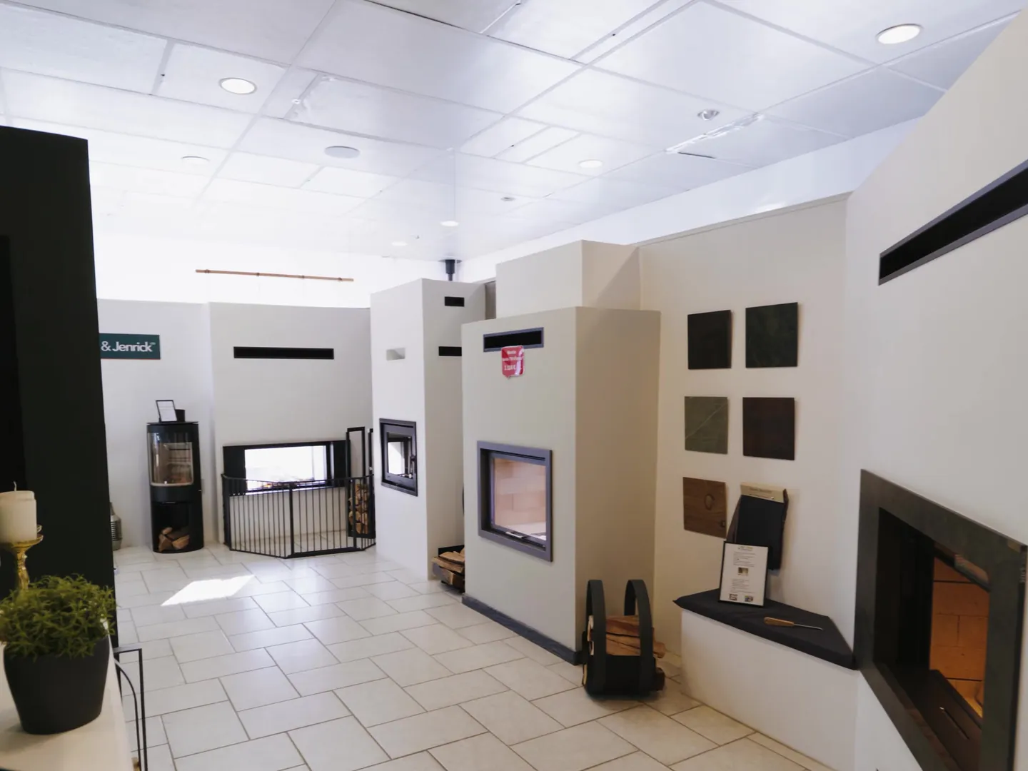 Foyers encastrés et échantillons de matières au showroom de Vitré