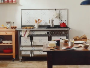 Cuisinière à bois Archambaud Origine 140 en faïence blanche décorée avec crédence assortie