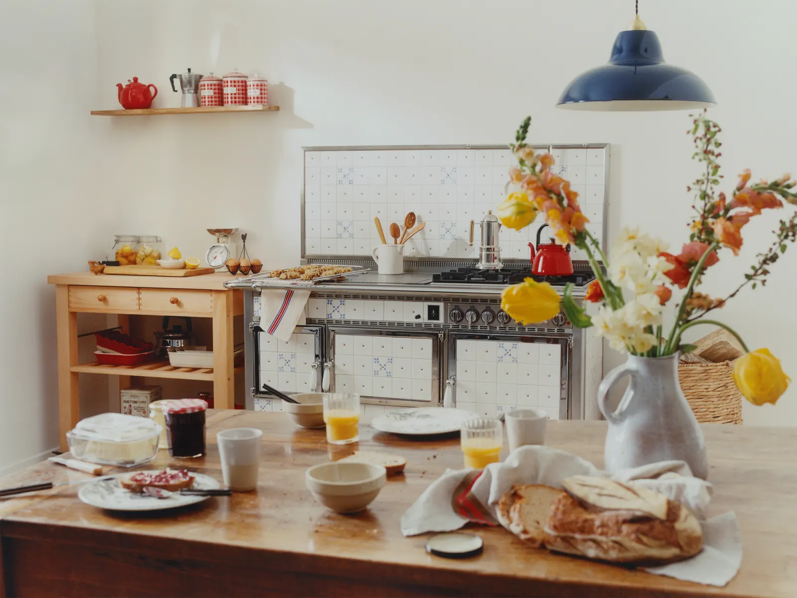 Cuisinière à bois Origine 140 blanche décorée avec crédence en faïence assortie