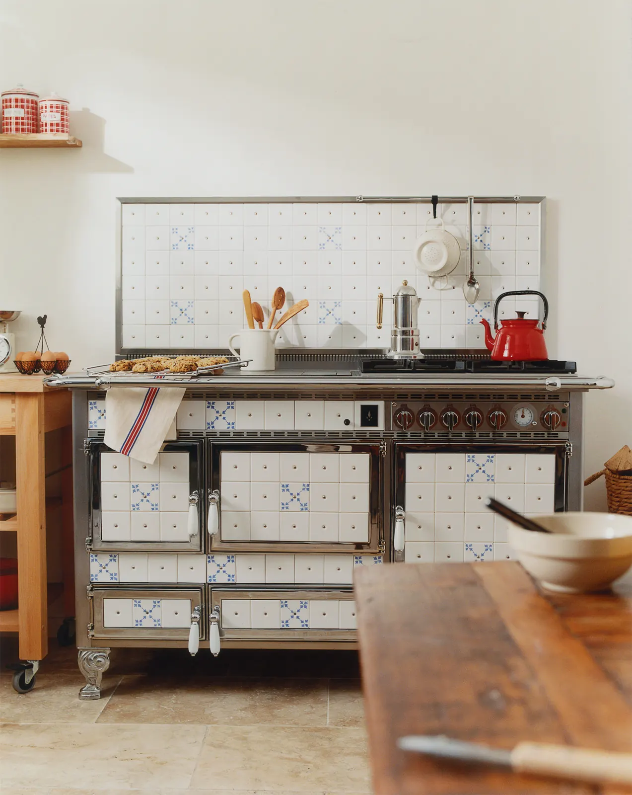 Cuisinière Origine 140 en faïence blanche à motifs bleus dans une cuisine familiale