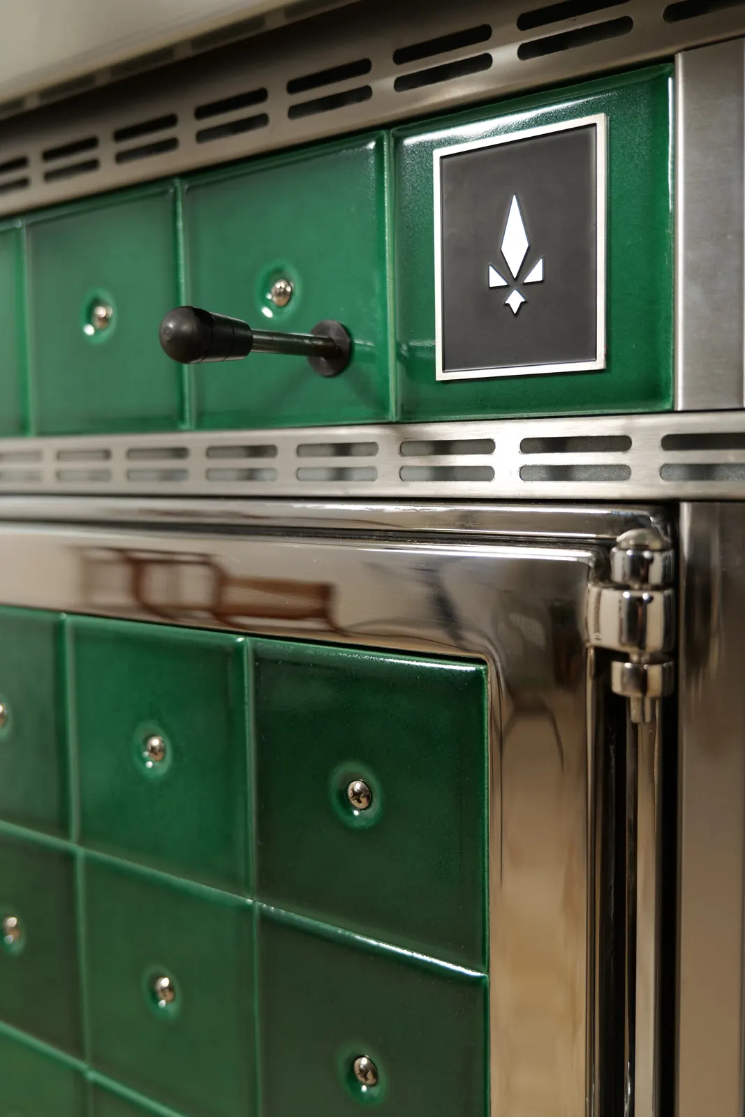 Détail des carreaux de céramique et des finitions inox de la cuisinière à bois Archambaud Origine 140