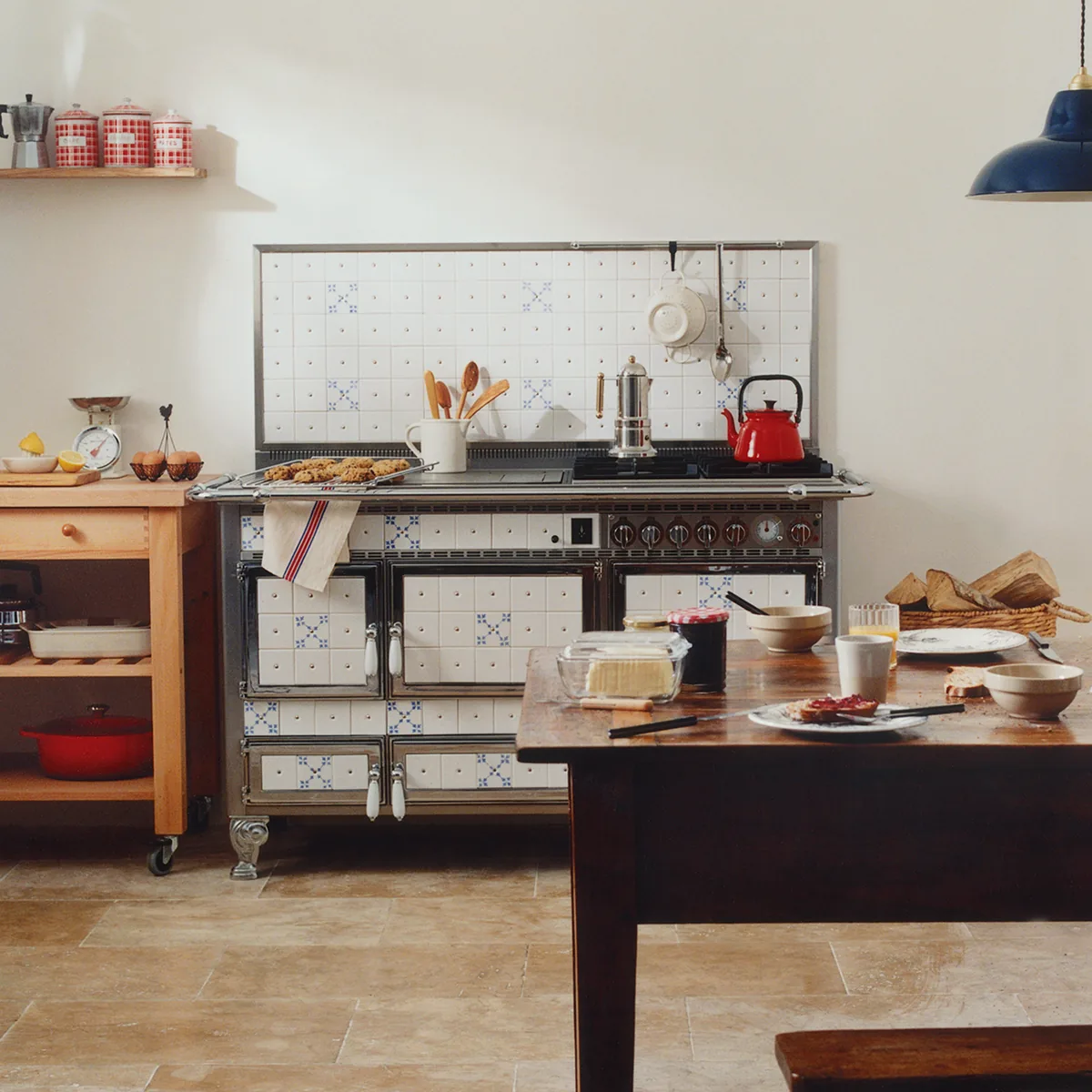 Cuisinière à bois Archambaud Origine 140 en faïence blanche décorée avec crédence assortie