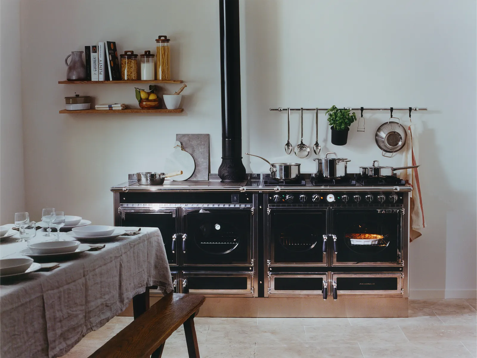 Cuisinière à bois Prestige 200 noire et inox dans une grande cuisine familiale