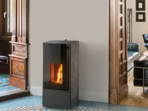Poêle à granulés MCZ Eiko 6 kW à convection naturelle installé dans un intérieur contemporain