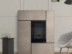 Poêle à granulés canalisable MCZ Feel 12 kW Comfort Air vue de face dans une pièce de vie