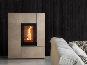 Poêle à granulés MCZ Feel 10,2 kW format paysage installé dans un salon contemporain