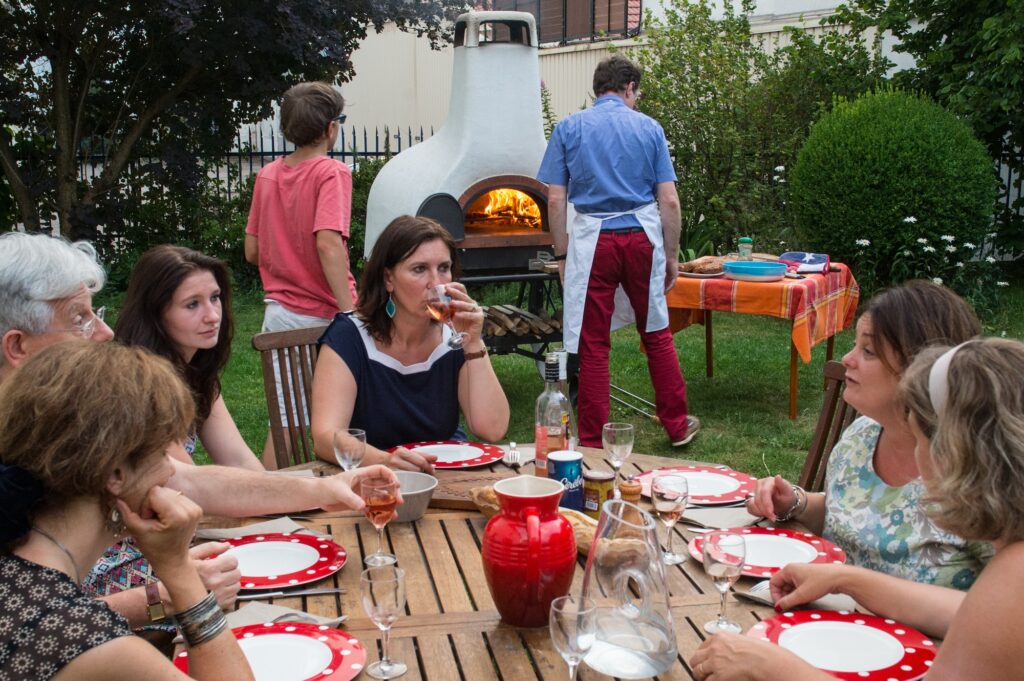 Four à bois La Carriole installé dans un jardin