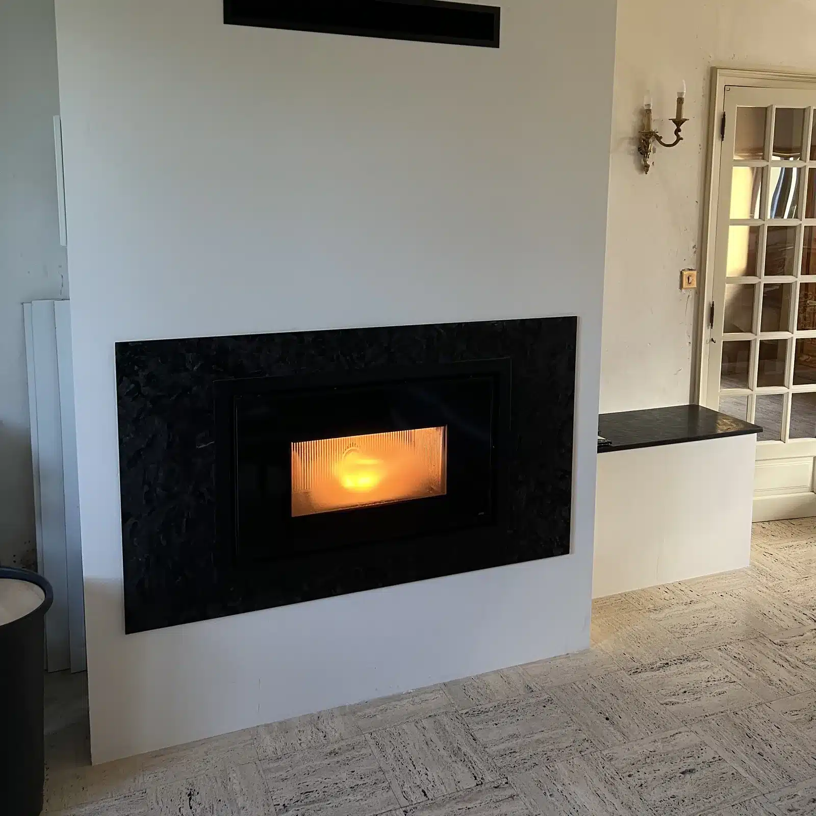 Insert à granulés et cadre en granit Matrix — réalisation Cheminées Jouvin, marbrier à Vitré (35) Insert à granulés et cadre en granit Matrix — réalisation Cheminées Jouvin, marbrier à Vitré (35)