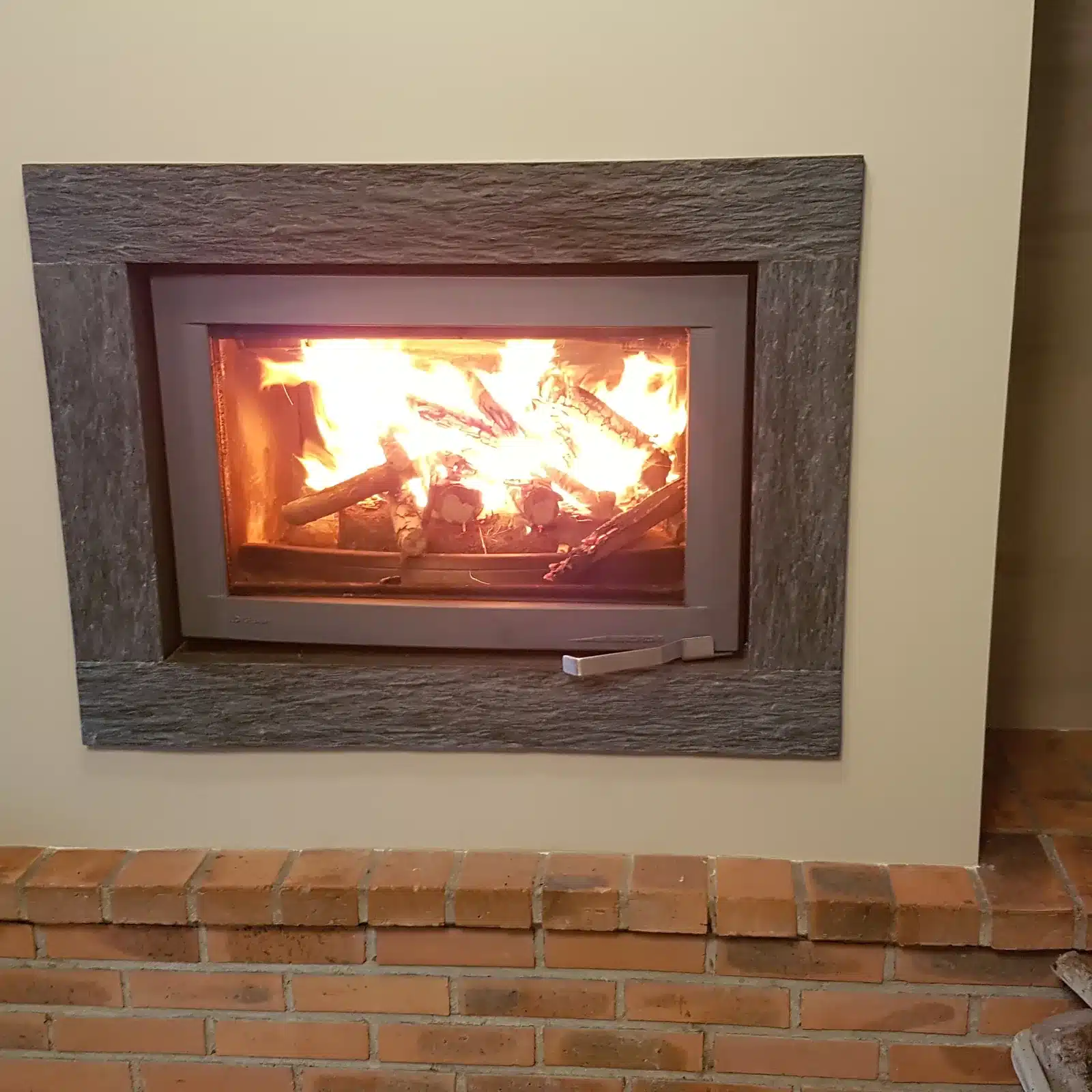 Foyer fonte Lorflam, encadrement en ardoise brute — réalisation Cheminées Jouvin, marbrier à Vitré (35) Foyer fonte Lorflam, encadrement en ardoise brute — réalisation Cheminées Jouvin, marbrier à Vitré (35)