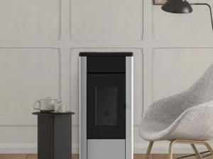 Poêle à granulés MCZ May 6,2 kW compact installé contre un mur clair