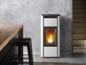Poêle à granulés MCZ Mida 6,2 kW compact installé dans un intérieur clair