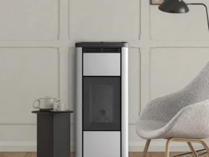 Poêle à granulés MCZ Mida 8 kW compact installé contre un mur clair
