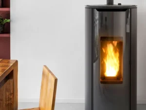 Poêle à granulés MCZ Mini 6,3 kW format rond installé dans une pièce de vie