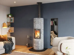 Poêle à bois ollaire Lorflam Solstrål 4 9 kW, installé dans un séjour contemporain