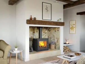 Poêle à bois Lorflam XS60 Slim Box posé sur son caisson, dans un séjour