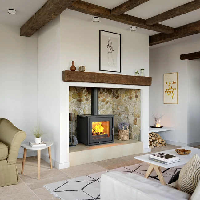 Poêle à bois Lorflam XS60 Slim Box posé sur son caisson, dans un séjour