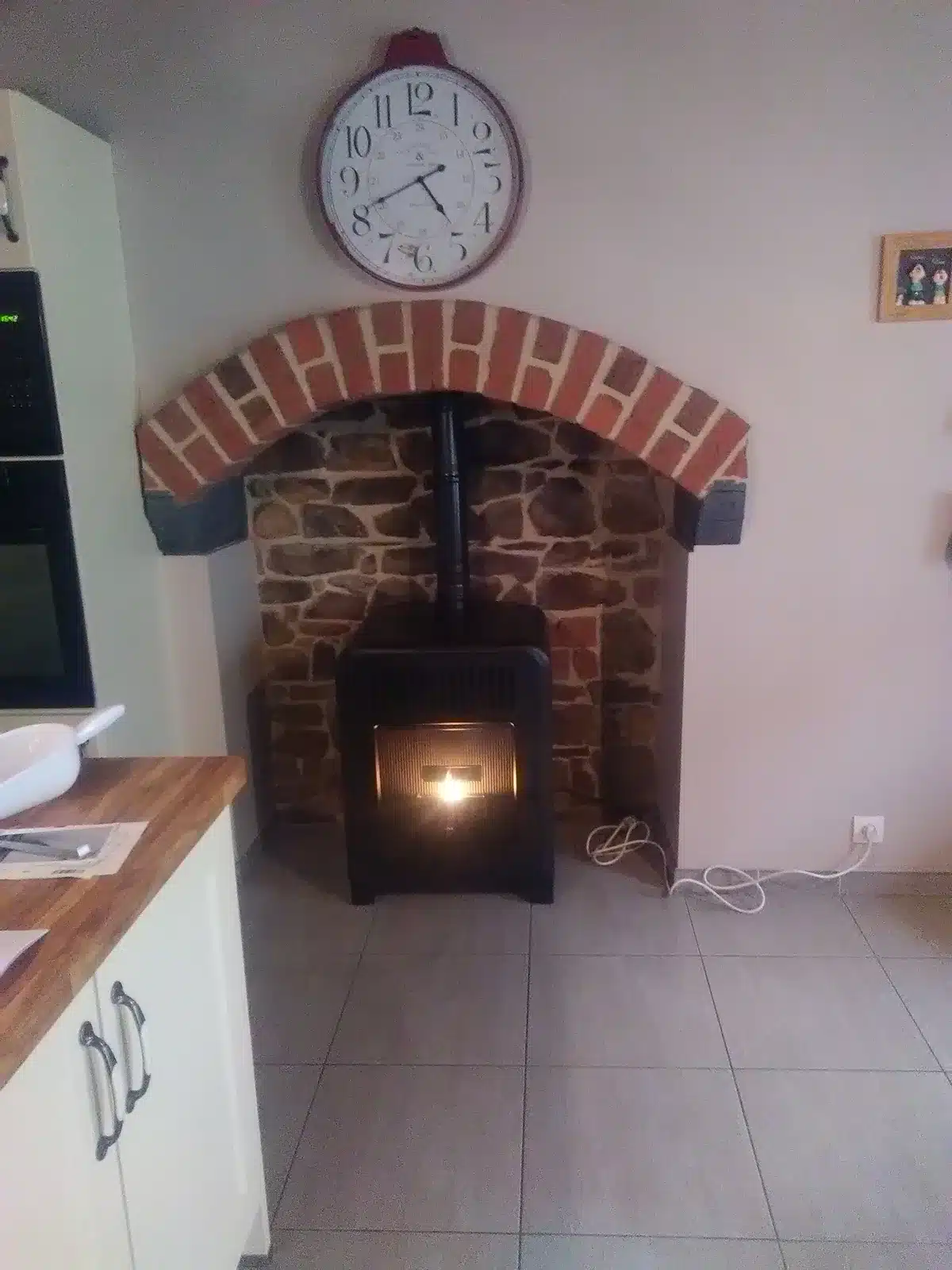 MCZ Cute sous une arche en briques — réalisation Cheminées Jouvin, cheministe à Vitré (35) MCZ Cute sous une arche en briques — réalisation Cheminées Jouvin, cheministe à Vitré (35)