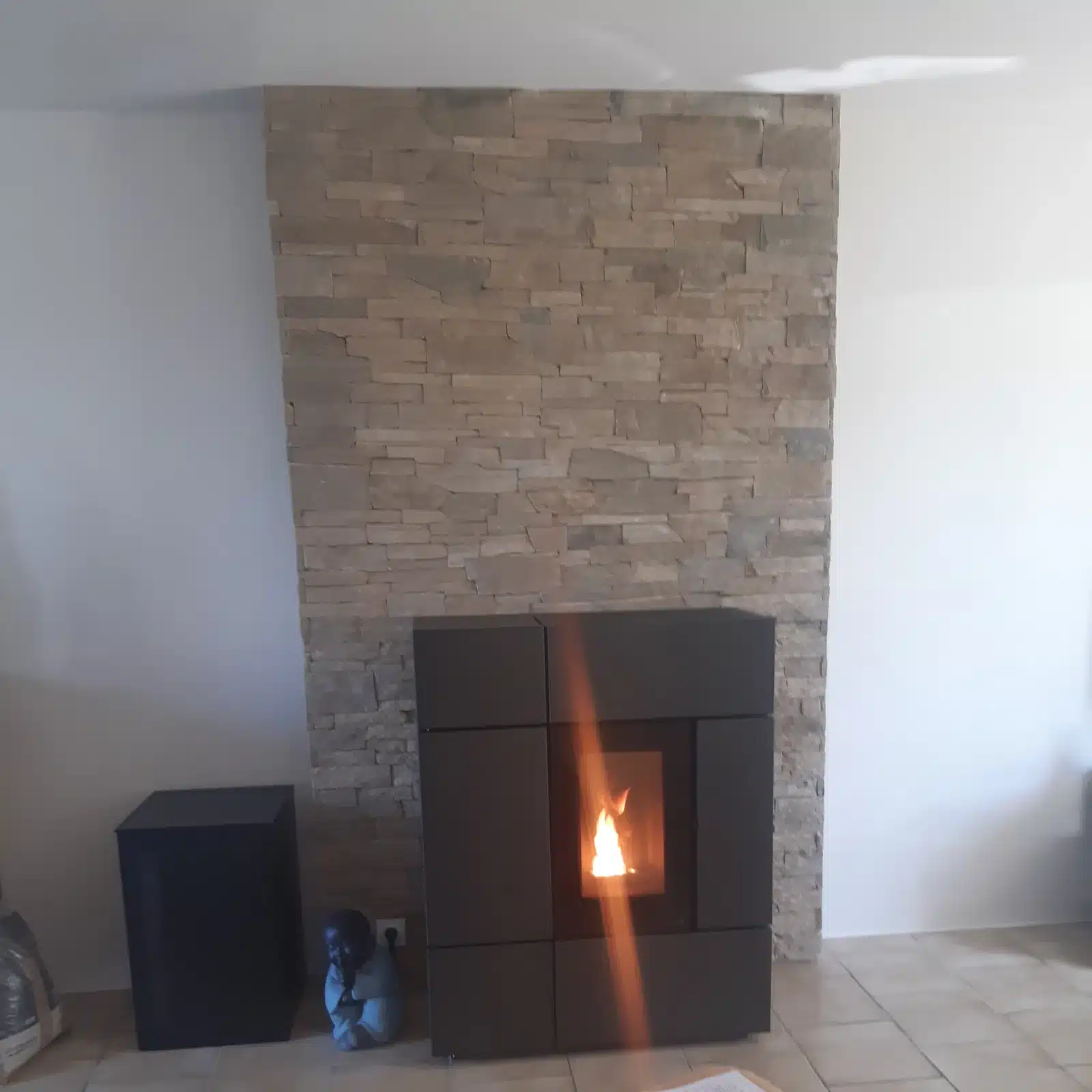 MCZ Stream et mur en pierres sèches — réalisation Cheminées Jouvin, cheministe à Vitré (35) MCZ Stream et mur en pierres sèches — réalisation Cheminées Jouvin, cheministe à Vitré (35)