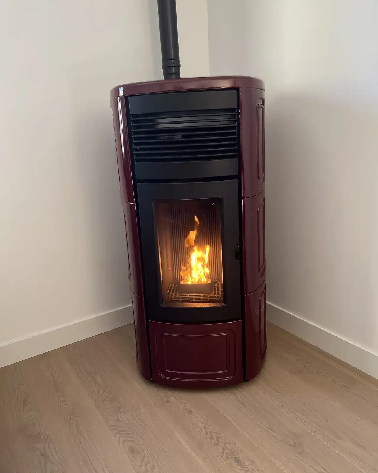 Poêle à granulés MCZ Suite bordeaux — réalisation Cheminées Jouvin, cheministe à Vitré (35) Poêle à granulés MCZ Suite bordeaux — réalisation Cheminées Jouvin, cheministe à Vitré (35)