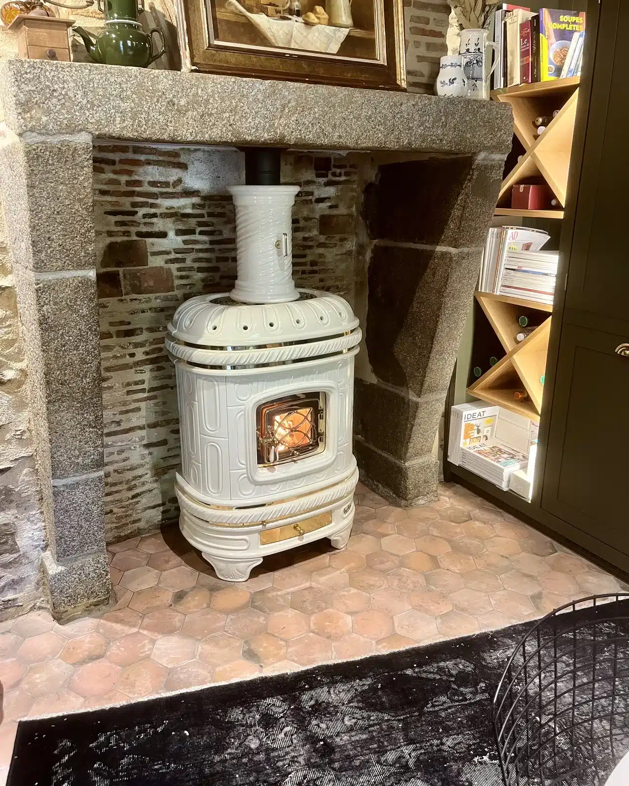 Poêle en céramique Sergio Leoni, cuisine en pierre — réalisation Cheminées Jouvin, cheministe à Vitré (35) Poêle en céramique Sergio Leoni, cuisine en pierre — réalisation Cheminées Jouvin, cheministe à Vitré (35)