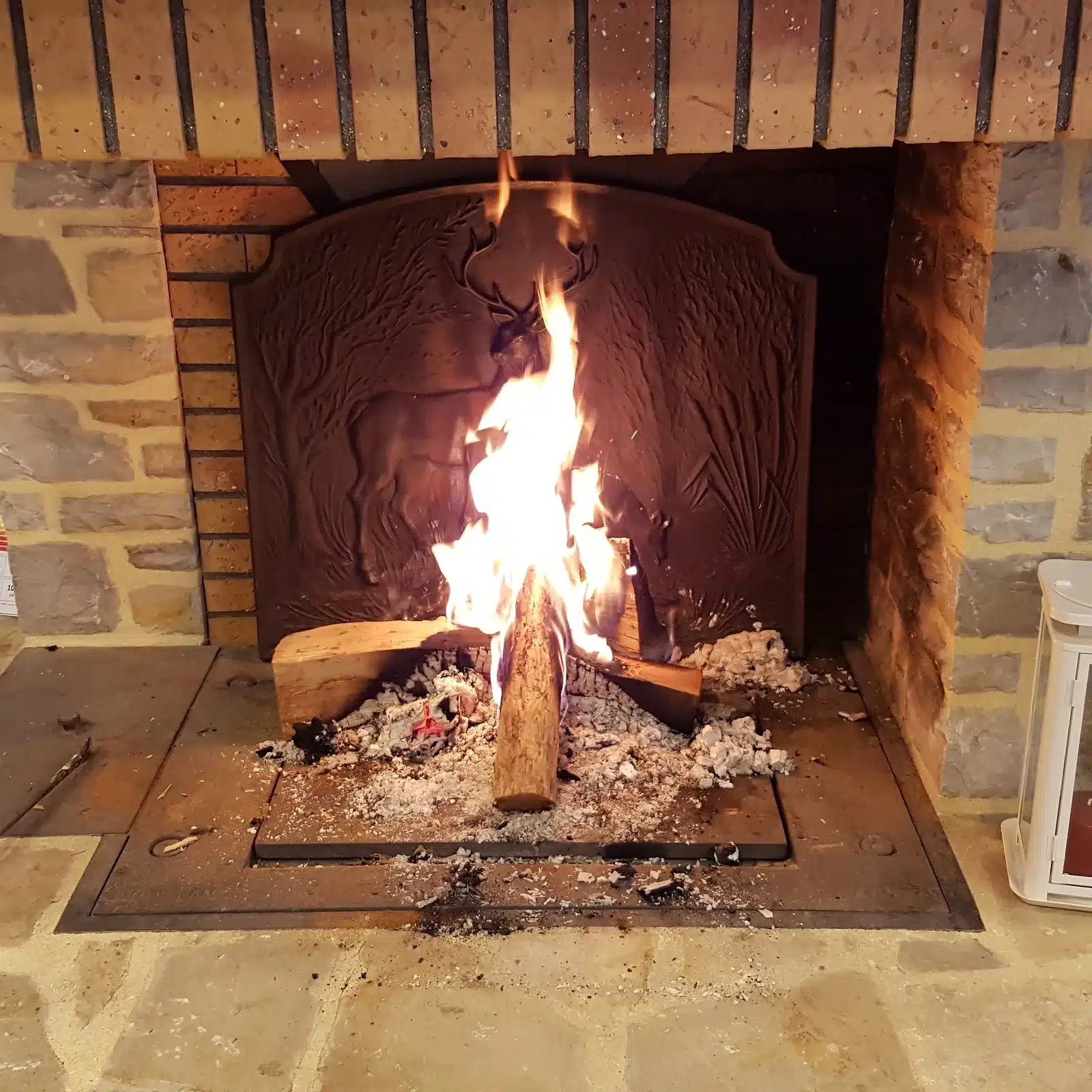 Polyflam à eau dans une cheminée en pierre — réalisation Cheminées Jouvin, marbrier à Vitré (35) Polyflam à eau dans une cheminée en pierre — réalisation Cheminées Jouvin, marbrier à Vitré (35)