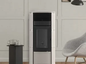 Poêle à granulés canalisable MCZ Suite 12 kW Comfort Air en céramique Warm Grey dans une pièce de vie