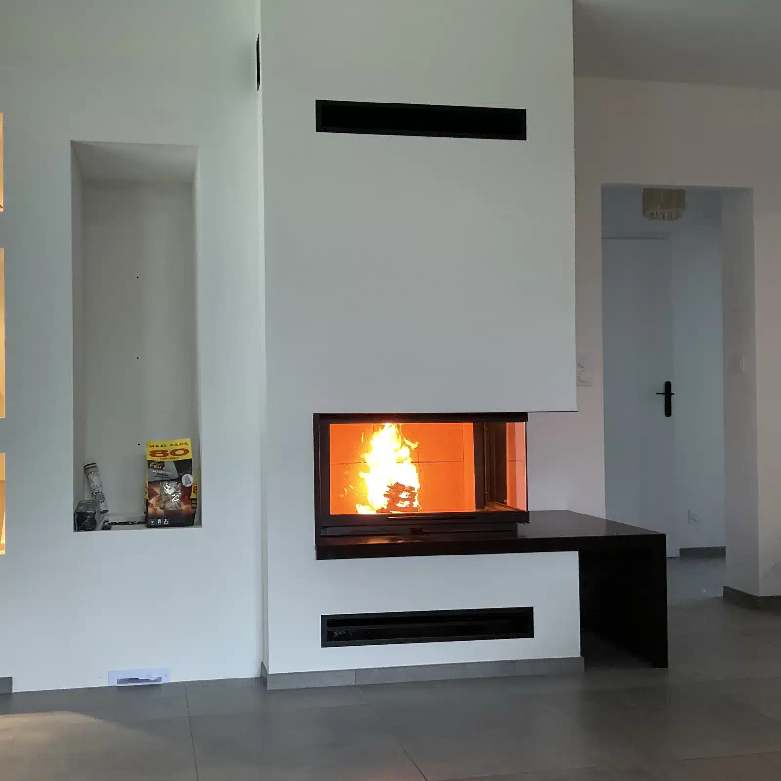 Totem L900, plateau suspendu et niches éclairées — réalisation Cheminées Jouvin, cheministe à Vitré (35) Totem L900, plateau suspendu et niches éclairées — réalisation Cheminées Jouvin, cheministe à Vitré (35)
